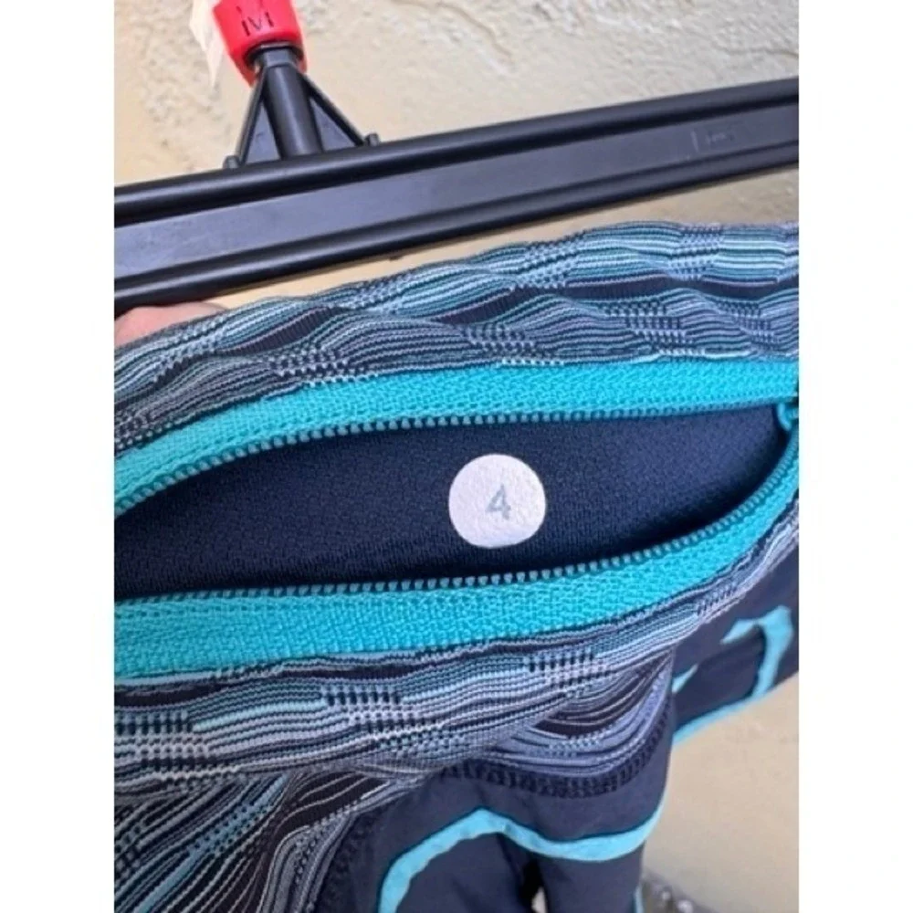 Lululemon Womens Run Times Navy Striped Shorts SZ 4 Athleisure Activewear Wicki